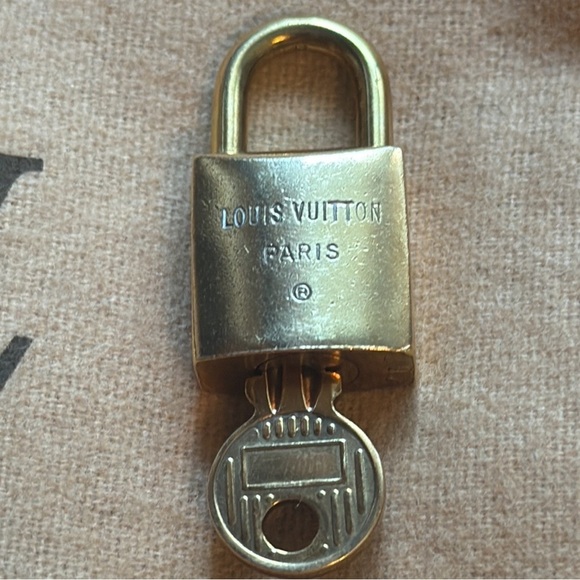 Vintage LV Louis Vuitton Padlock Lock & Key 202 with a no name chain - Picture 4 of 9